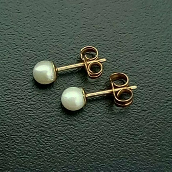 3mm round Cultured pearl earrings