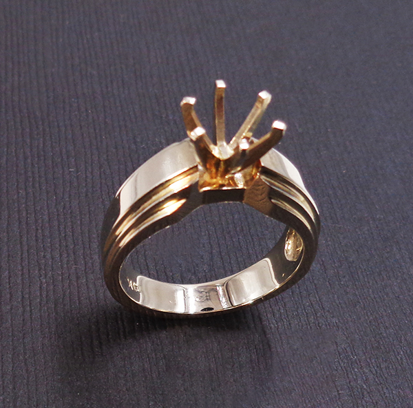 Two-tone fancy solitaire band of 14Karat solid gold