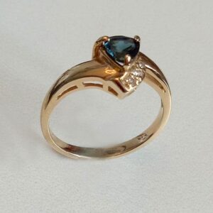 R-169-Fine-Cyclone-Sapphire-Trillian-set-in-a-diamond-ring-500×500