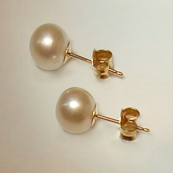 8mm Cultured pearl in 14Karat yellow gold finding